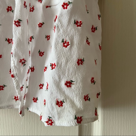 ✨3/$15✨brandy melville j galt floral red rose crop top with tie - Picture 6 of 7